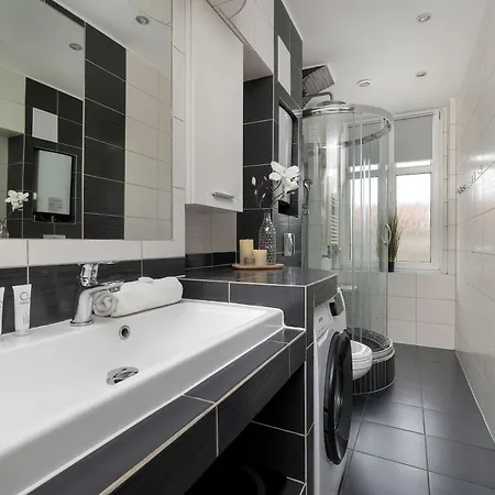Przestronny Z Balkonem Blisko Centrum By Renters شقة