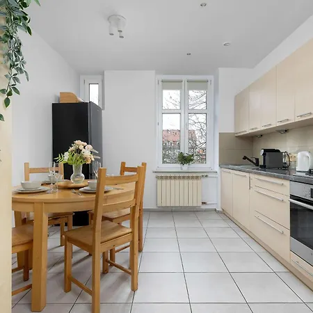 Przestronny Z Balkonem Blisko Centrum By Renters شقة