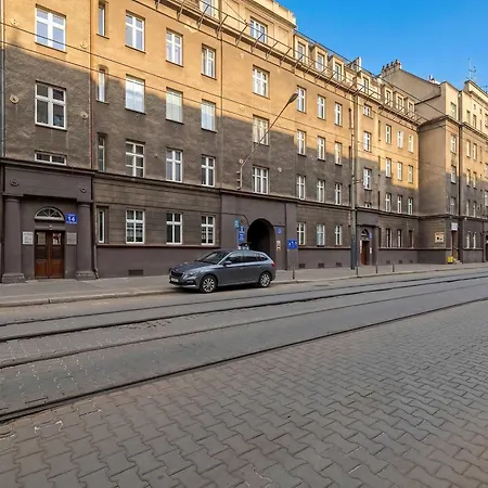 Przestronny Z Balkonem Blisko Centrum By Renters شقة *
